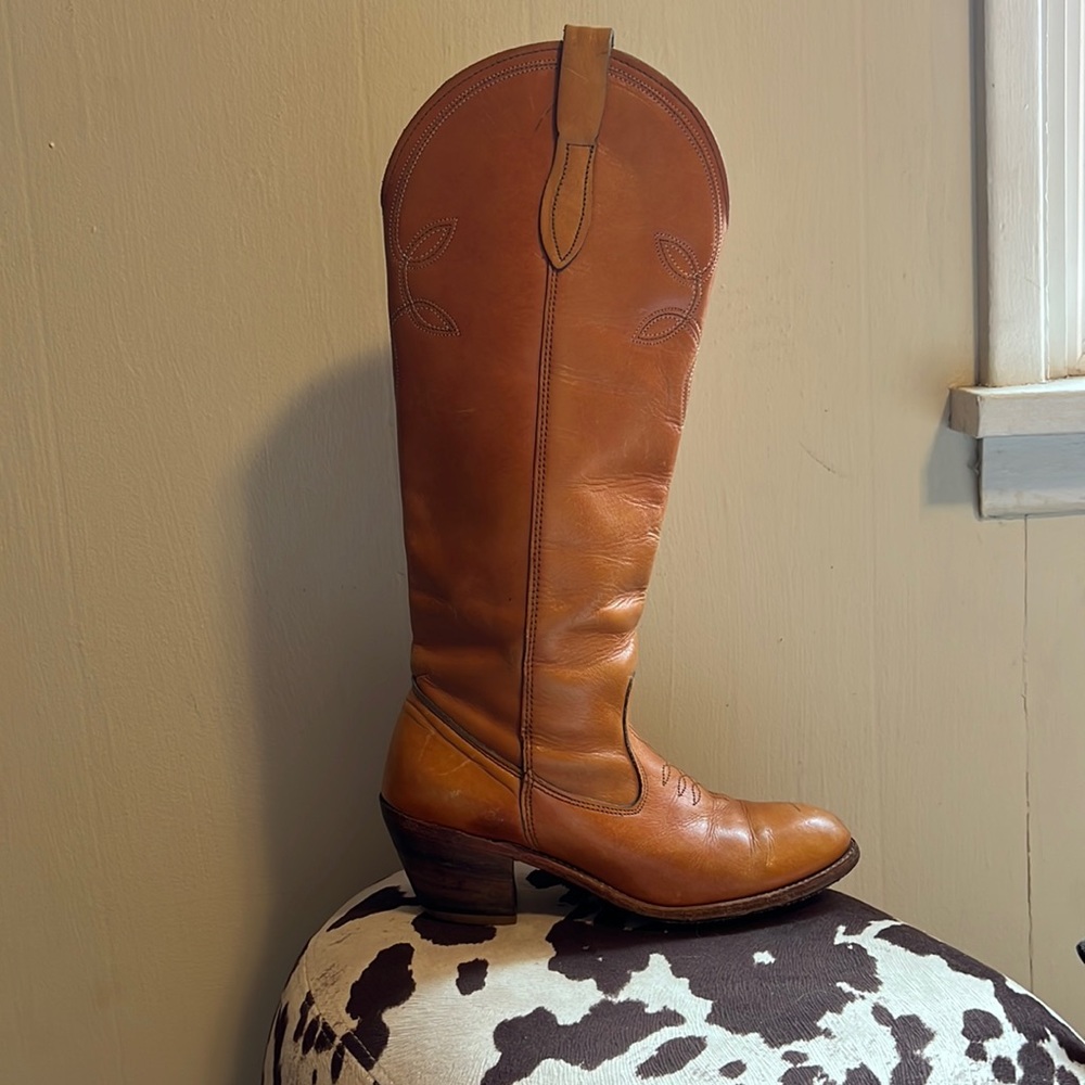 W’s Tan Mid-Tall Heeled Boot. Size W’s 7.5. Unbranded.